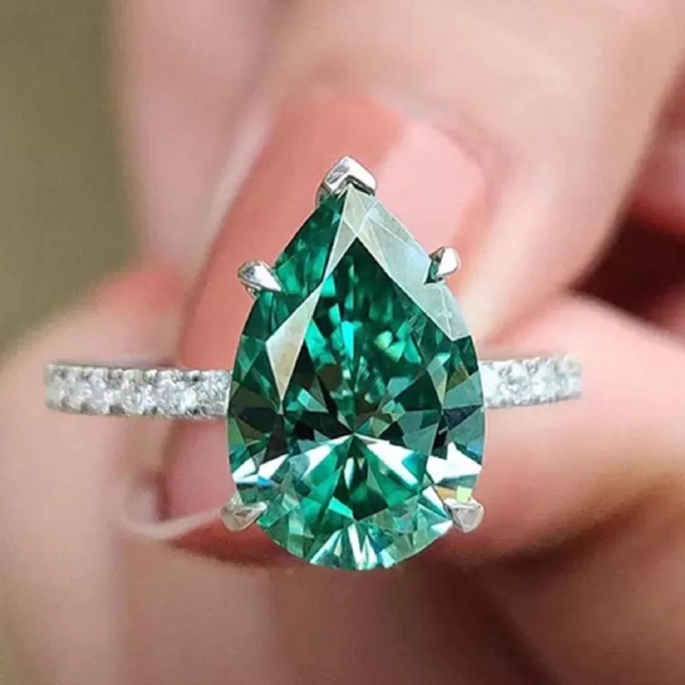 Elegant Green Teardrop Ring - Picture 5 of 5